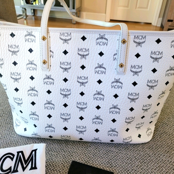 MCM Moments Anya Tote w/Bunny Charm - Picture 4 of 14
